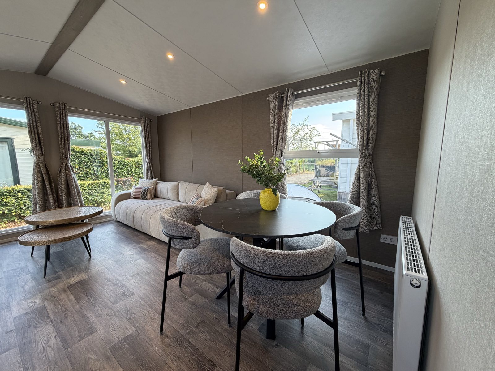 Eethoek met ronde marmeren tafel en vier stoelen