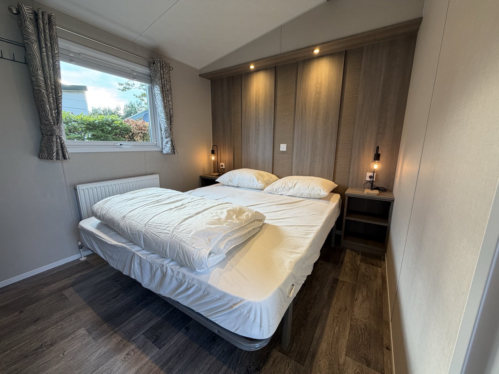 Slaapkamer met tweepersoonsbed, nachtkastjes en leeslampjes