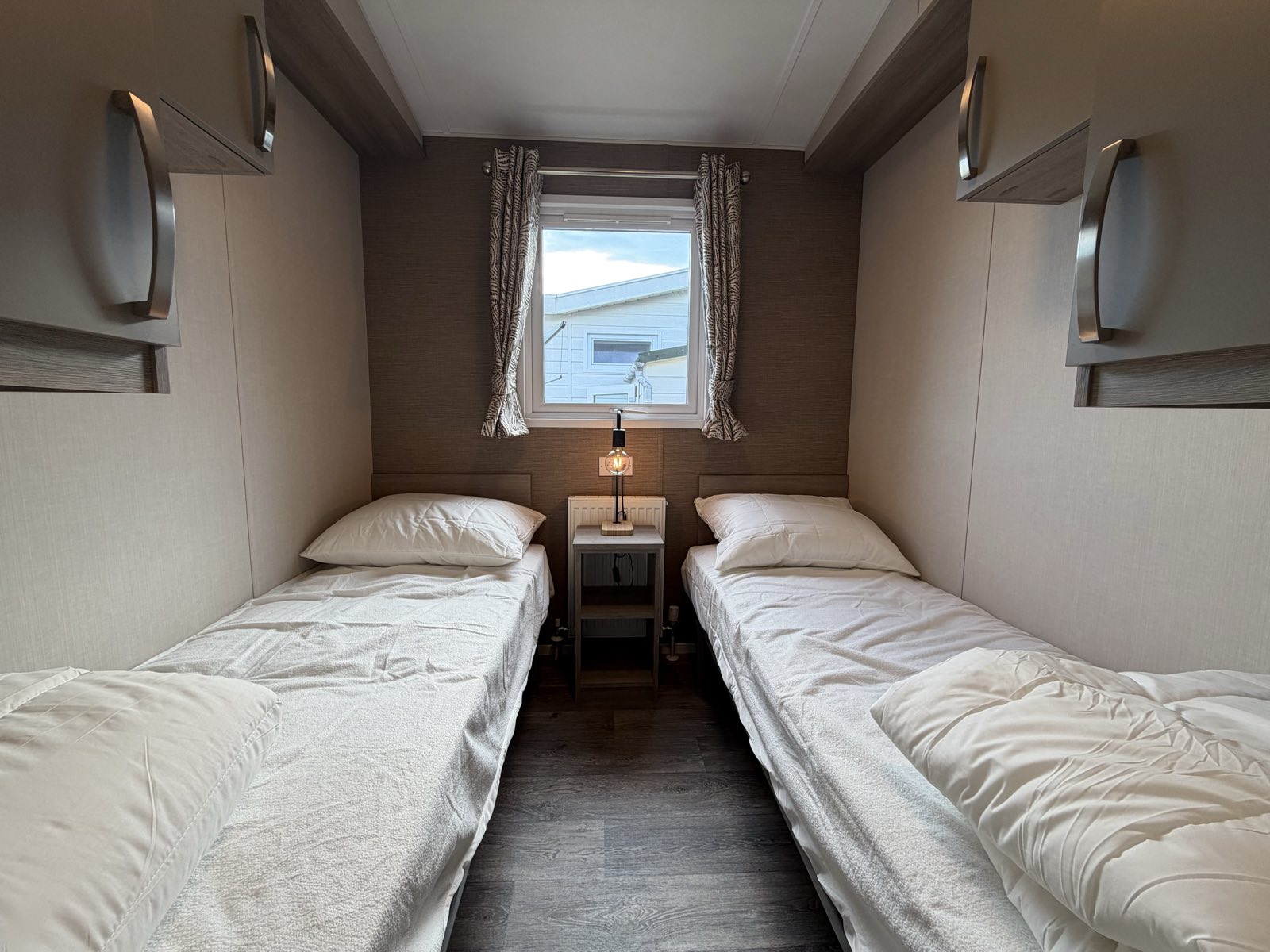Tweede slaapkamer met twee eenpersoonsbedden