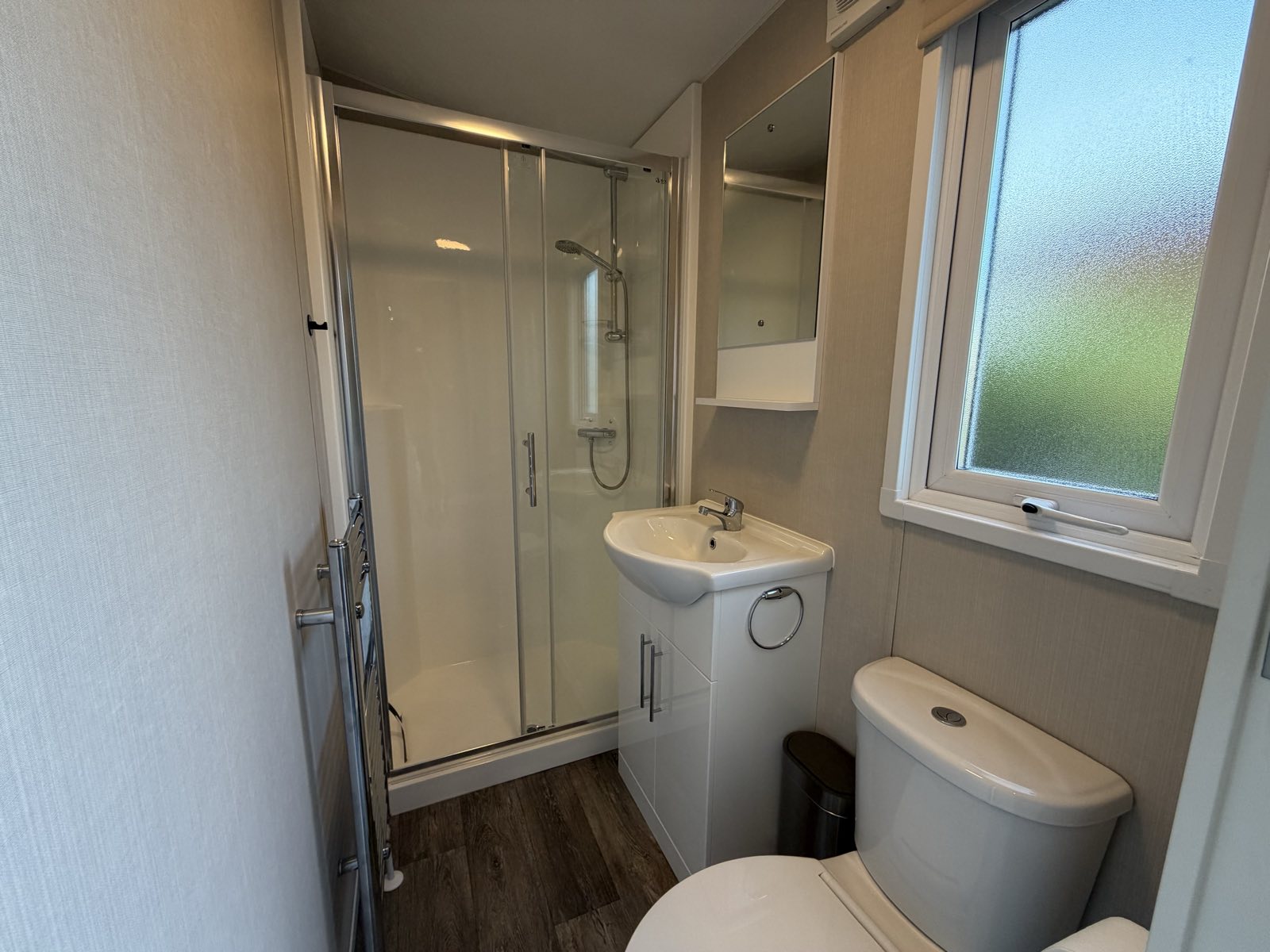 Badkamer met ruime douchecabine, wastafel en toilet